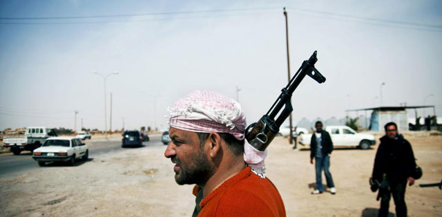 Un rebelde toma posiciones a la entrada de Ajdabiya. | Efe