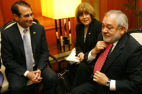 El alcalde de Córdoba , Andrés Ocaña (IU), se prueba una corbata regalo del embajador. | M.C.