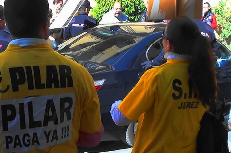 Agentes de la Policía Nacional escoltan el coche del consejero. | J.C. Agentes de la Policía Nacional escoltan el coche del consejero. | J.C.