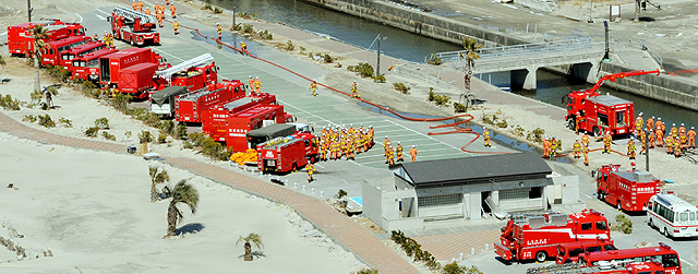 Los camiones de bomberos, listos para entrar en Fukushima. | Ap