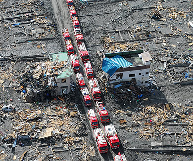 Una línea de camiones de bomberos en una calle de Sukuiso, Japón. | Efe