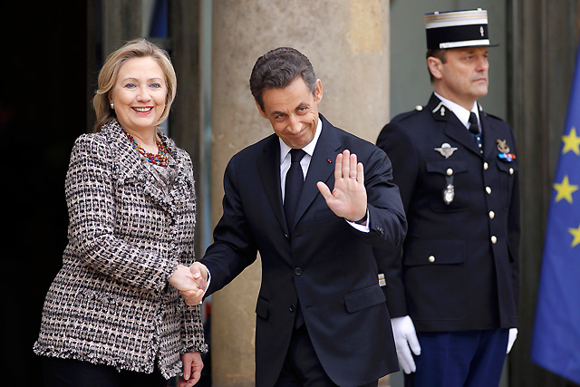 Sarkozy saluda a la secretaria de Estado de EEUU, Hillary Clinton, en el Elíseo. | Reuters