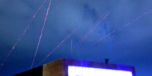 Cielo nocturno de Trípoli, iluminado por los arcos de los disparos. | AP