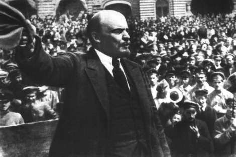 Vladimir Ilych Lenin pronuncia un discurso en la Plaza Roja de Moscú.