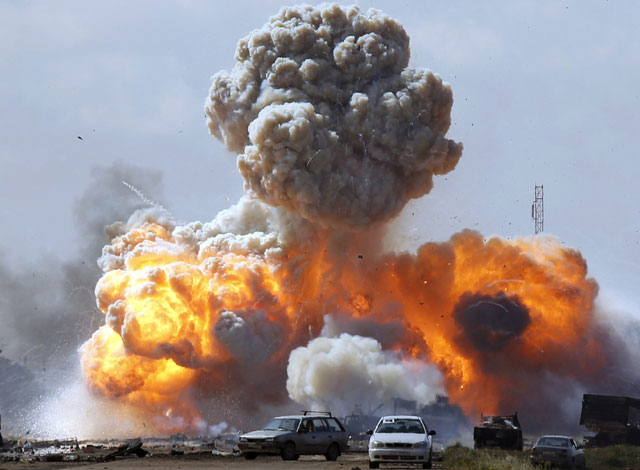 Explosión de vehículos tras el ataque aliado, cerca de Bengasi. | Reuters