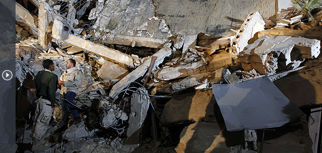 Evaluación de daños en las ruinas del edificio destruido. | AP VEA MÁS IMÁGENES DEL ATAQUE Evaluación de daños en las ruinas del edificio destruido. | AP VEA MÁS IMÁGENES DEL ATAQUE