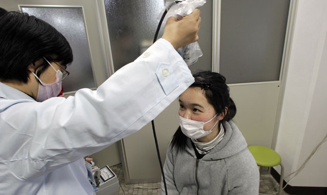 Control de radiactividad en Yonezawa, al norte de Japón. | Reuters