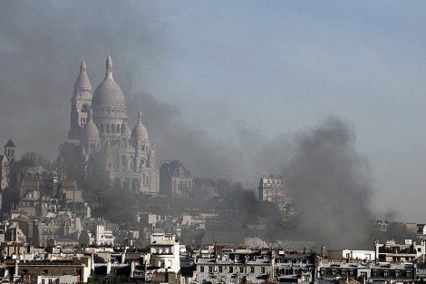Montmartre, con el Sacre Coeur en su cima, en llamas. | Reuters Montmartre, con el Sacre Coeur en su cima, en llamas. | Reuters