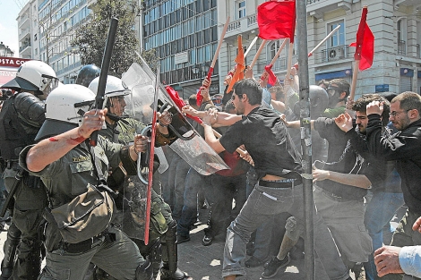 Enfrentamientos entre la policía y los manifestantes en una de las huelgas generale convocadas en Grecia. | Orestis Panagiotou