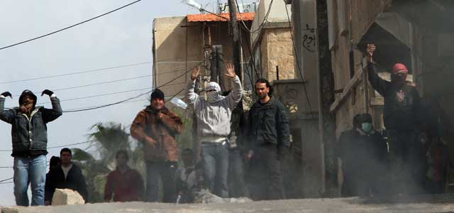 Varios manifestantes se dirigen amenazantes a la policía en Deraa.| Afp