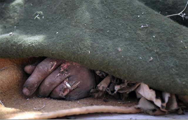 La mano de un pro Gadafi muerto en Ajdabiya.| afp