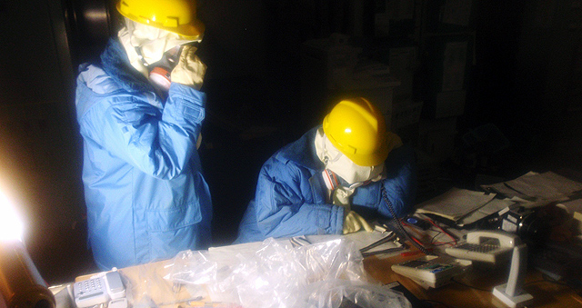 Dos de los trabajadores de la central de Fukushima. | Reuters