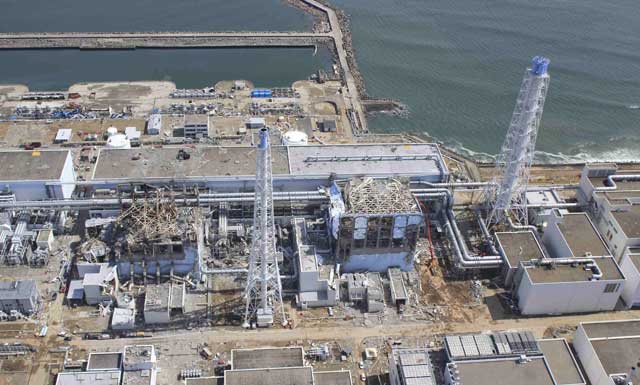 Vista aérea de la central de Fukushima con dos de sus reactores derrumbados. | Reuters