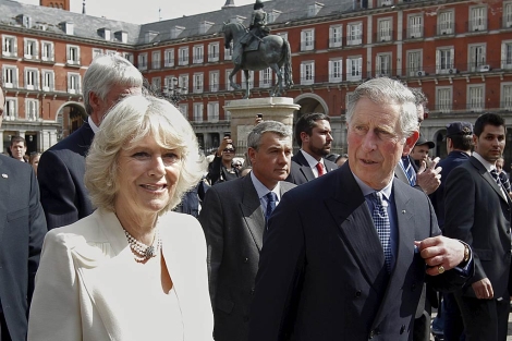Carlos de Inglaterra y Camilla, en la Plaza Mayor de Madrid. | Epa