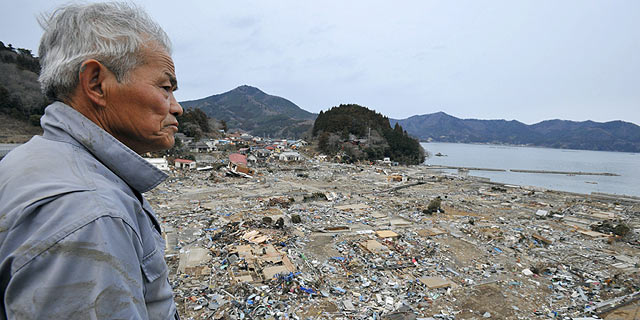 Un pescador observa la devastación que ha dejado el tsunami en la provincia de Miyagi. | Efe