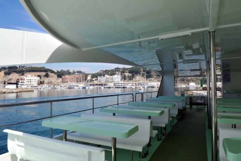 El interior del catamarán, frente a la costa de Arenys de Mar. | Marga Cruz