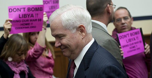 Robert Gates, recibido en el Capitolio por varias personas que piden 'no bombardear Libia'. | AFP