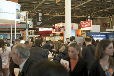 Pasillos abarrotados en el Salón Inmobiliario de París. | EL MUNDO