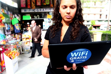 Una joven accede a Internet en un quiosco de la Plaza Nueva. | Jesús Morón
