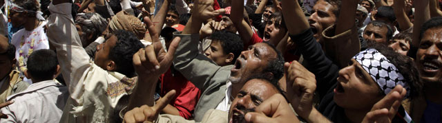 Un grupo de manifestantes piden el cese de poder del presidente Saleh, en Saná. | Reuters Un grupo de manifestantes piden el cese de poder del presidente Saleh, en Saná. | Reuters