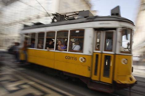 Un tranvía en las calles de Lisboa. | Reuters