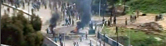 Imagen recogida de la televisión Siria, que muestra las manifestaciones en Deraa. | Afp