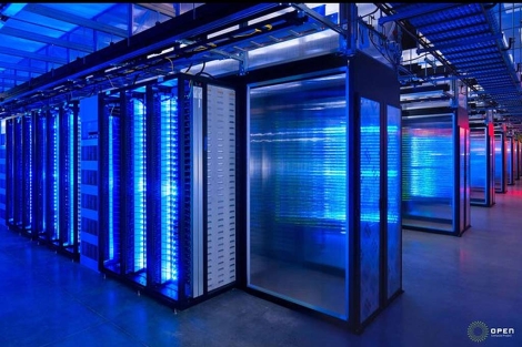 Disposición de servidores en el centro de datos de Facebook en Oregón. | Imagen: Facebook