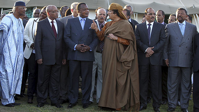 Muamar Gadafi junto con el resto de miembros de la comisión de la Unión Africana. | Efe