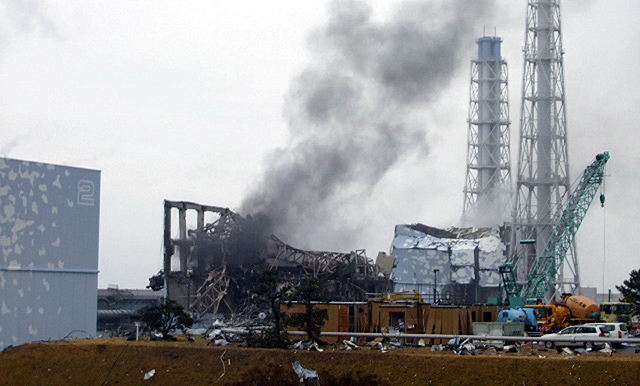 Vídeo del reactor número 4 durante el incendio que sufrió esta madrugada. | Reuters