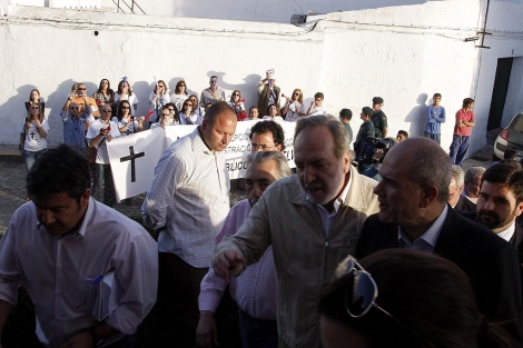 Los funcionarios increpan a Chaves a su llegada al acto de Cartaya. | Elisabeth Domínguez