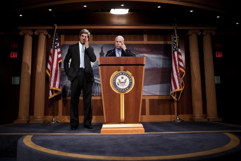 Los senadores John McCain y John Kerry presentan su proyecto. | Foto: Afp