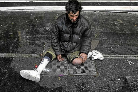 Un 'sin hogar' pide en la Gran Vía. (EM)
