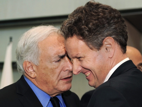 Strauss-Kahn y el secretario del Tesoro de EEUU, Timothy Geithner, en la conferencia. | Reuters