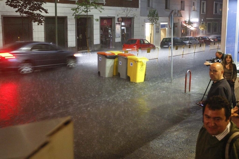 Una calle de Madrid, durante una fuerte tormenta. | Efe Una calle de Madrid, durante una fuerte tormenta. | Efe