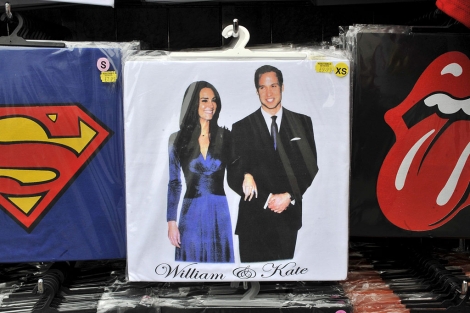 Una camiseta del príncipe Guillermo y Kate Middleton, en una tienda de Londres. | Efe