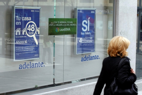 Un anuncio de hipotecas en una entidad bancaria en Madrid. | Diego Sinova