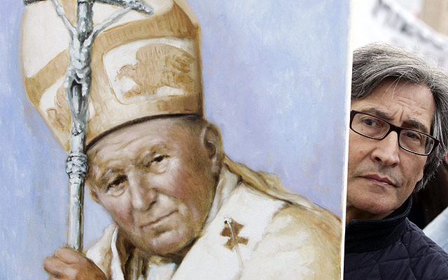 Imagen de Juan Pablo II sostenida por un feligrés en San Pedro. | Ap