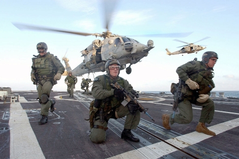 Militares de SEALS en el destructor Oscar Austin. (US Army)