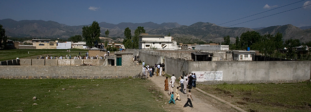 Vecinos y medios de comunicación rodean la casa en la que se ocultaba Bin Laden en Abbottabad. | AP MÁS FOTOS