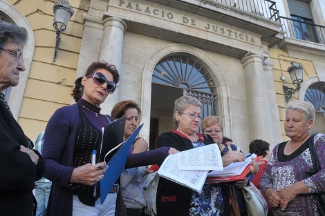 Entrega de las firmas recogidas en el Palacio de Justicia de Cádiz este miércoles. | Cata Zambrano