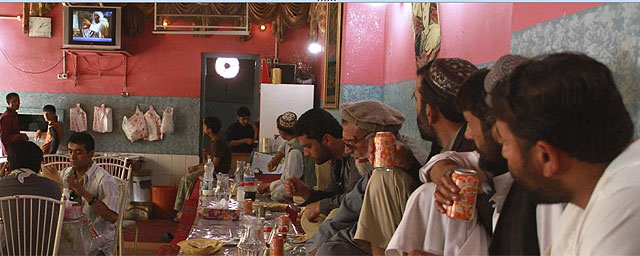 Un grupo de hombres sigue en un restaurante en Herat la noticia de la muerte de Bin Laden. | Efe