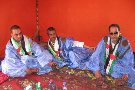 Mohamed Haddi, Mohamed Dahbi y Ambarez Daudi en las haima que les acoge en Dajla.