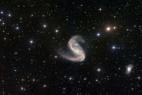 En el centro, la galaxia NGC 2442. | AFP/ESA/NASA.