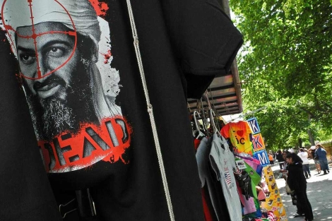 Una camiseta con la imagen de Bin Laden se vende en un puesto cerca de la Casa Blanca. | Afp