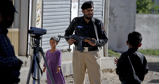 Un policía pakistaní custodia la casa en la que Bin Laden murió en Abbottabad. | AP
