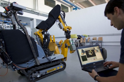 Javier Serón, de la Universidad de Málaga, muestra el funcionamiento del robot "Alacrane", |EFE