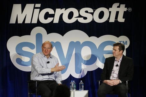 Steve Ballmer (Microsoft) y Tony Bates (Skype) presentan el acuerdo. | Afp