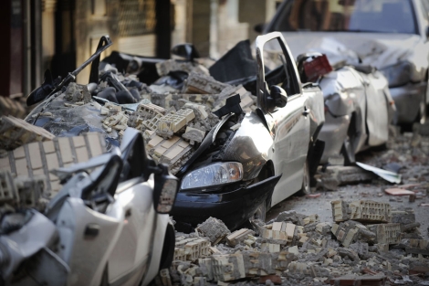 Coches destrozados entre escombros en Lorca. | AFP.