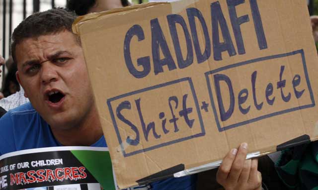 Detractores de Muamar Gadafi, durante una manifestación en Londres. | Reuters