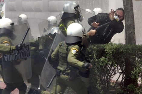 Agentes de la policía griega acorralan a un manifestante, durante la protesta de ayer. | Efe